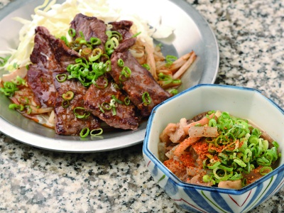 The stewed beef sinew for 580 yen (pictured in the foreground) is recommended before eating okonomiyaki. It is an Osaka-like menu with simmered beef sinew, konjac and chikuwa, and goes well with sake.