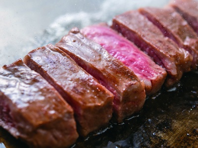 Specially selected Kuroge Wagyu beef sirloin steak 100 g from 3300 yen. Taste the flavorful Yamagata beef with rock salt, wasabi and garlic chips (the photo shows about 200 g).