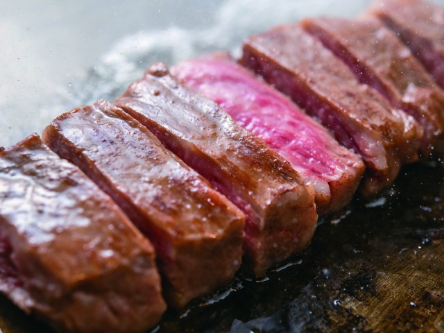 Specially selected Kuroge Wagyu beef sirloin steak 100 g from 3300 yen. Taste the flavorful Yamagata beef with rock salt, wasabi and garlic chips (the photo shows about 200 g).
