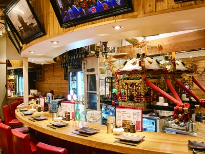 This restaurant have a counter on the first floor, a digi-kotatsu on the second floor, and table seats on the third floor. Groups of about 40 people can also respond.