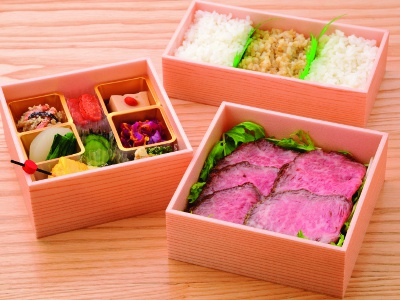 和牛ロースを使用したローストビーフと季節のおかず、食べ比べできる3種類のご飯がセットになったテイクアウトのローストビーフ御膳1980円。