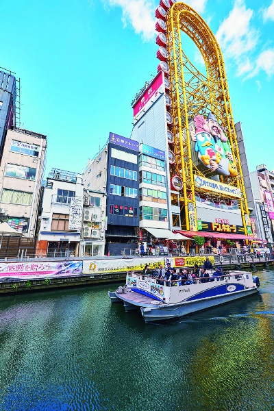 Bustling scenery on both sides of Dotonbori, Osaka's most famous sightseeing spot.