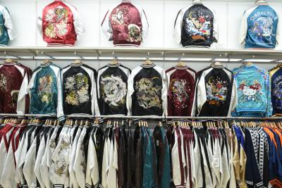 海外旅行客から人気の和柄スカジャン1万円～をはじめ、多彩なスカジャンがズラリと並ぶ店内。