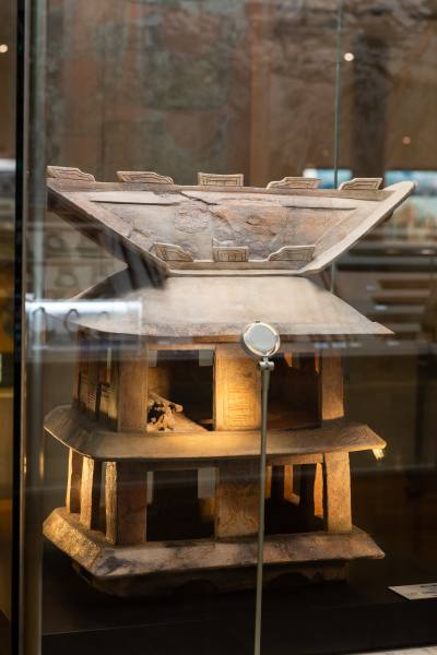 八尾市・美園古墳から出土した家形埴輪。ここまで緻密な造りが残っているのは珍しく、古墳時代の建築を伝える重要な資料。