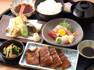 ヒルトンプラザウエスト大阪店 限定の極 菊川御膳は、天ぷらの 盛り合わせや刺し身などが揃った 豪華な一品。
