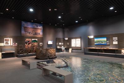 第2展示室では同館の周囲に広がる池上曽根遺跡から出土した土器や国内最大級の大型井戸木枠（レプリカ）を展示。
