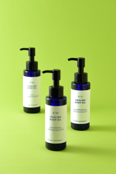 植物由来のオイルを中心とするマッサージオイルは、ラベンダー＆カモミールなど、Noごとに異なる精油を加えて豊かな香りをプラス。伸びがよく、皮脂に近い成分が肌にうるおいを与えてくれる。

ヒーリングボディオイル（No.1～6）105ml 各2,860円