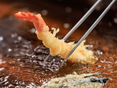 注文を受けてから揚げる熱々の天ぷら約20種も好きなだけ。サクッと香ばしい薄衣が特徴。