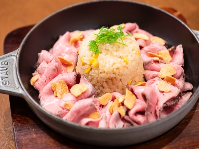 地下2階心斎橋ネオン食堂街にあるワインビュッフェと肉BUTCHER & WINEの肉とガーリックライス1,650円。　