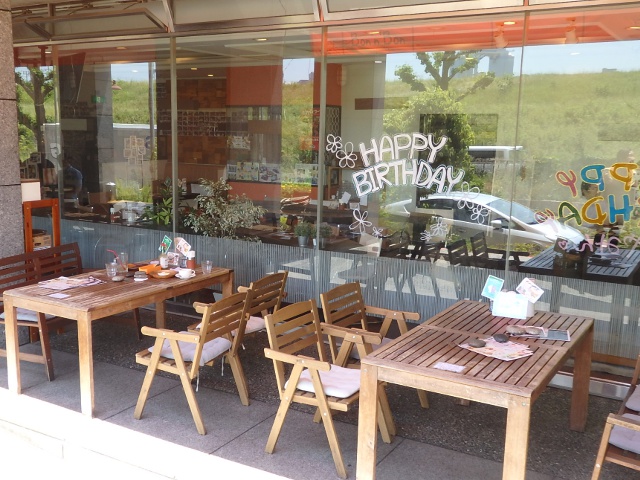 淀川の堤防沿いにある店舗。風が心地良いペットOKのテラスも人気。