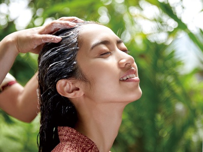Scalp treatment creambath. We recommend the 100-minute course, which includes a 50-minute creambath and a 50-minute aroma treatment.