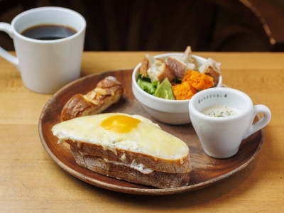 ランチクロックムッシュ1,243円。ほかにも自家製サンドウィッチやキッシュなど4種類を用意。