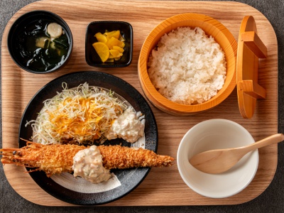 おおさかうまいもん食堂佐海屋のエビフライ定食。