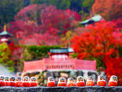 「勝ち運の寺」として信仰され、ところせましと奉納された「ダルマみくじ」は勝尾寺ならではの光景。