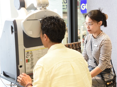 提供多语言服务的免费视力检测！
我们可提供包括英语、中文在内的多语言服务。配备自助视力检测的门店可支持12种语言！
在线预约来店可节省时间。
