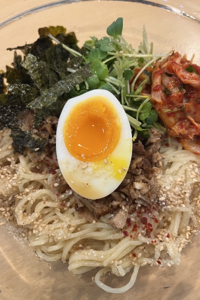 新町特製冷麺1,150円は、特製刻みチャーシューをはじめ、キムチ、味のり、煮卵、そのほかその時々の野菜が添えられ、満足感抜群。お好みで唐辛子をかけるのも◎。