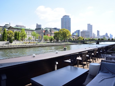 Riverside terrace seating overlooking the retro Nakanoshima has also been completed! Enjoy an elegant tea time while feeling the river breeze.