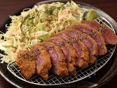 Beef cutlet alone: 1,650 yen. Rare beef cutlet is deep-fried rare and served thinly sliced. Grill it on a teppan to your liking.