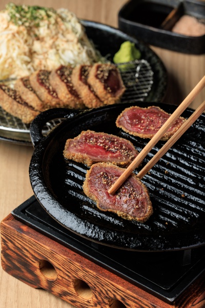 牛カツ単品1,650円。稀少なイチボ肉をレアに揚げて提供。鉄板に自分好みに焼いていただくのが小鉄スタイル。