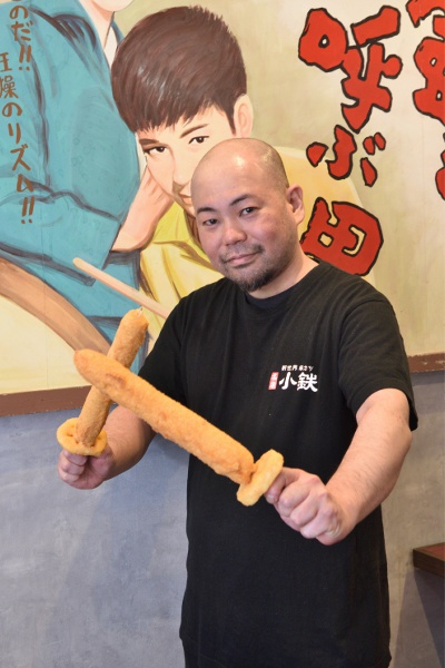 The “Fried  Katana,” an extra-long, approximately 30 cm long kushikatsu, is priced from 968 yen. The sword-like visual is very powerful.