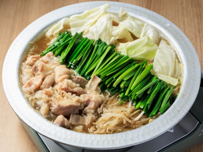 もつ鍋1人前1,298円（写真は2人前）。スープはピリ辛味噌と醤油から選べる。牛モツは鶏肉に変更も可能。