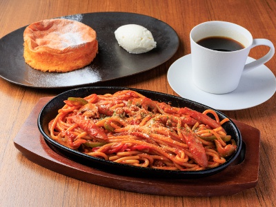サイフォン珈琲と生カステラが自慢！喫茶 太陽コンパスの定番メニュー鉄板ナポリタン1,320円。