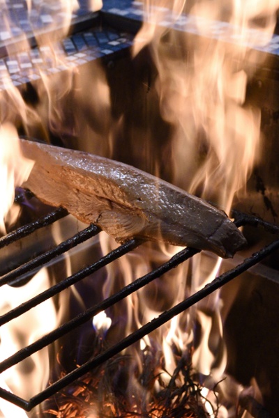 豪快に藁焼きされる鰹のタタキを近くで見学できるのもうれしい。店内に漂う藁焼きの香りに、味への期待もより一層高まる。