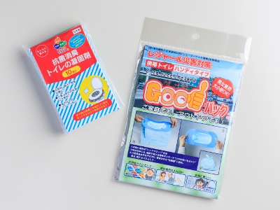 トイレの凝固剤（左）850円、携帯トイレGOODパック 600円
災害時には断水や下水配管が損傷してトイレが使えないことも。もしもの時に備えて、携帯トイレを備蓄しておこう。