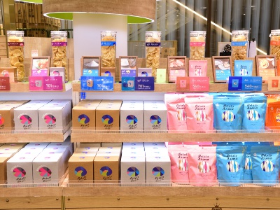 フレーバーごとにカッティングを変えているのは、ポテトの食感を最大限に引き出すため。食べ比べでその違いを実感して。