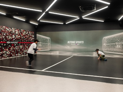 The court is 10m x 6m in size according to international tournament regulations, and the players attack and defend while moving around as much as possible.