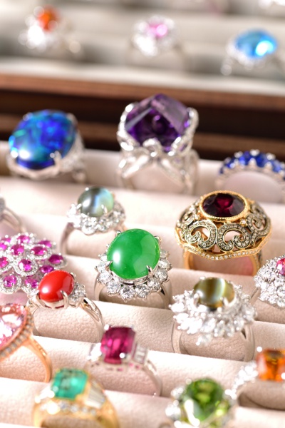 In addition to rubies and sapphires, the store carries a wide range of rare gemstones, Japanese jade and coral.