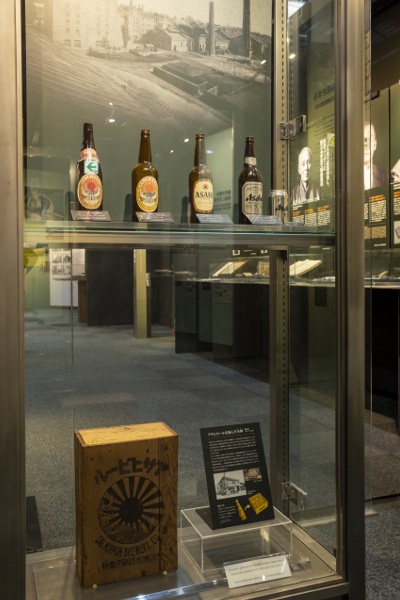 On display are the evolution of the Asahi Beer label and the wooden crates that carried the beer in those days.