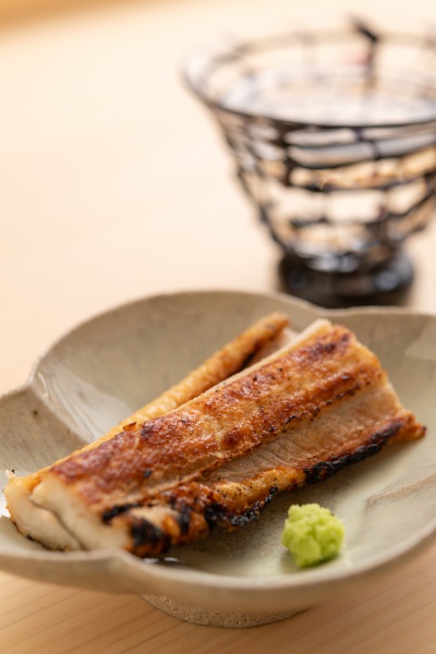 明石の伝統料理である焼きあなごは、ふっくらした身の食感が絶品。