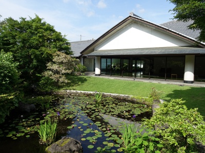 和泉市久保惣記念美術館が誇る庭園。緑いっぱいの美しい景色に癒される。