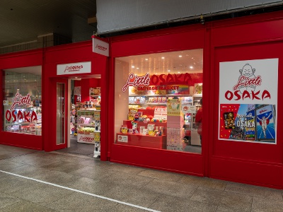 Cute Osaka souvenirs are displayed on the display.