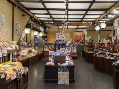 More than 50 varieties of maikon series and creative tsukudani are lined up in the store. The most popular is “Kuro Maikon,” a combination of thick kelp, donko shiitake mushrooms, and black maitake mushrooms, priced at 1,028 yen. Once you try it, you will become addicted to it.