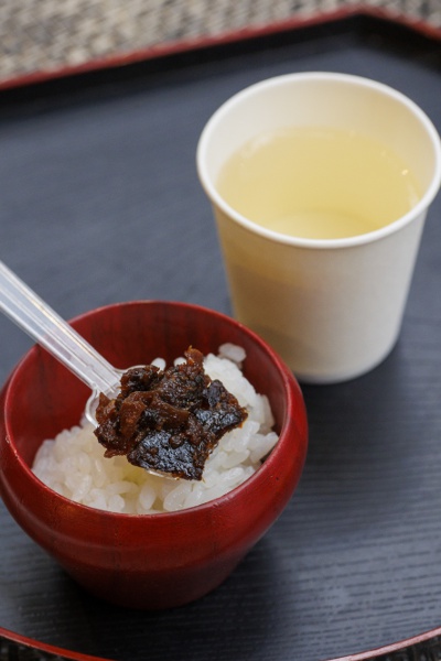 The tasting set includes mini-sized rice, daily daikon, flavorful daikon umamidashi soup, and three teabags, all provided free of charge.