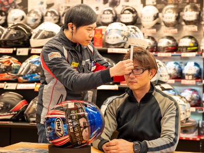 資格を持った認定販売員がヘルメットを頭の形に調整するフィッティングサービス。20～30分ほどで出来上がる。