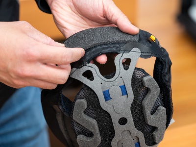 ヘルメットインナーの厚みを調整して、適正位置に整えていく。他にもバイク用品の相談はスタッフまでお気軽に。