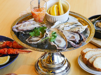 厳選生牡蠣プレートなど新鮮な魚介料理が揃う。