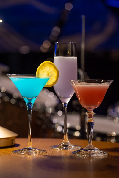 From left Blue Jazz: 1,320 yen, Something Cool: 1,210 yen, Melotone: 1,210 yen.Cocktail menu names using the names of jazz songs and other music tantalize fans.