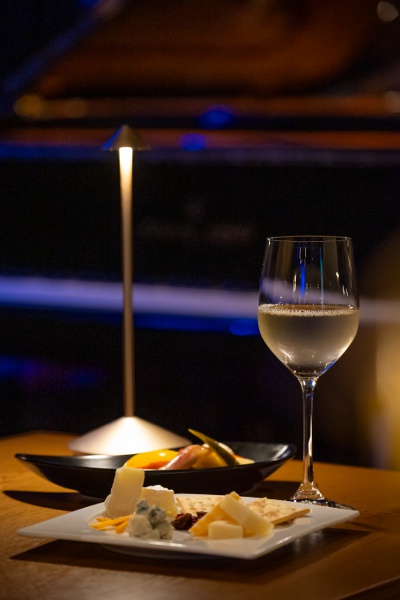 Cheese a la carte (4 kinds): 1,210 yen, Luxurious pickles with seasonal vegetables: 880 yen. Complementing the taste of alcoholic beverages.