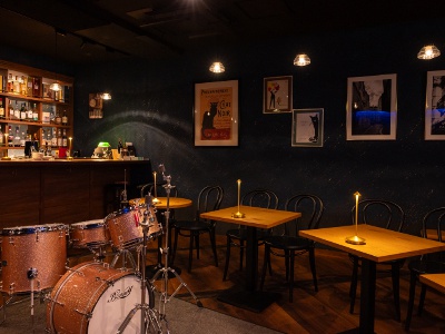 Tables are arranged around the stage to enjoy the performance up close.