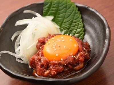 「和牛コース」は人気の桜ユッケや肉寿司もセレクト可能。