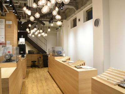 The first floor is dedicated to custom-made rings. Illustrations and letters can be engraved, and customers can take them home on the same day.