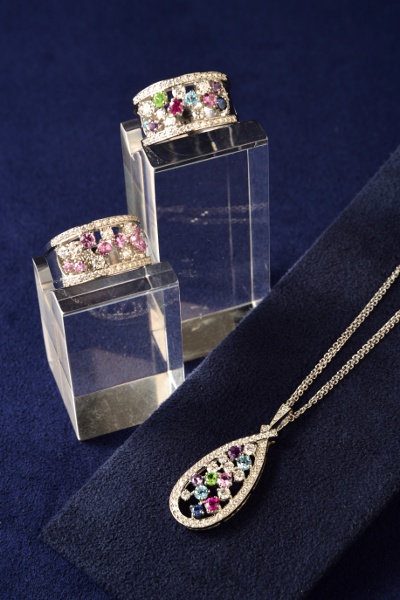 “Or Heure” is an original brand of one-of-a-kind pieces designed based on stones purchased overseas. The delicate sparkle is loved beyond time.