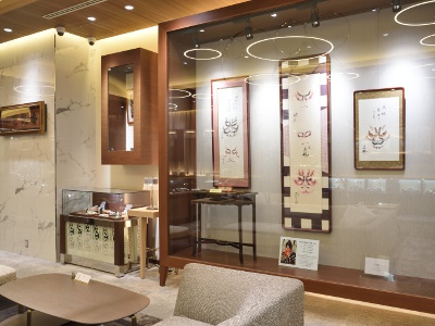 Inside the restaurant, you can see a display of Kabuki actors' kumadori, a traditional Japanese color scheme, which suggests the restaurant's deep connection with Kabuki.