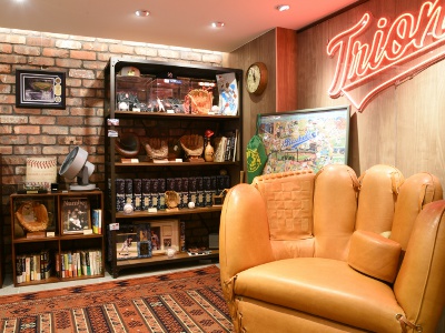 There is also a mini-gallery-like space above the checkout counter.