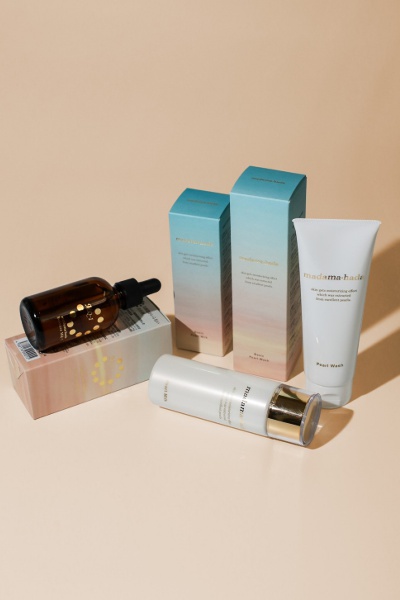 Madama hada Basic Pearl Wash (facial cleanser) 3,960yen Basic Pearl Lotion (lotion) 4,730yen Essence MQ-1 (serum) 10,780yen Basic Pearl Milk (milky lotion) 5,280yen