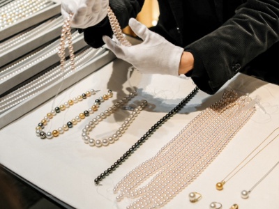 They say it is best to choose jewelry that you can see and touch directly and that feels comfortable on your skin.